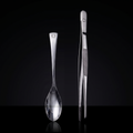 ORIVA Duo Set: Precision Tweezer (25 cm) und Rocher Spoon (20 cm) maßstabsgetreu nebeneinander auf schwarzem Hintergrund