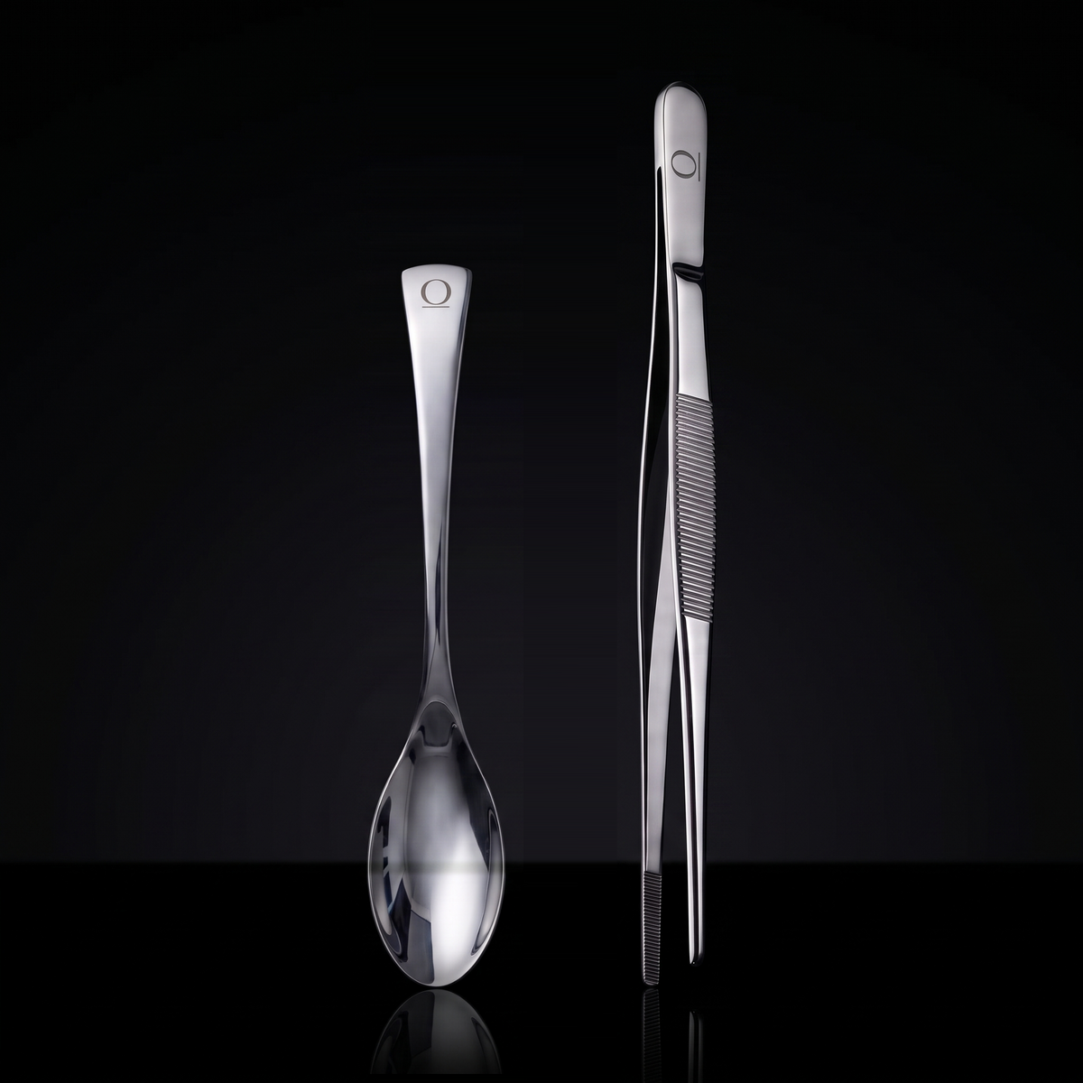 ORIVA Duo Set: Precision Tweezer (25 cm) und Rocher Spoon (20 cm) maßstabsgetreu nebeneinander auf schwarzem Hintergrund