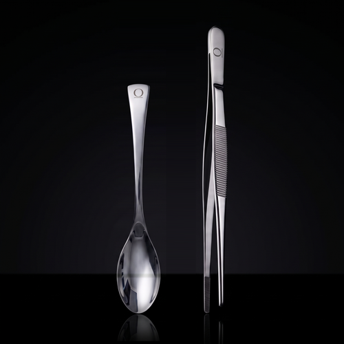 ORIVA Duo Set: Precision Tweezer (25 cm) und Rocher Spoon (20 cm) maßstabsgetreu nebeneinander auf schwarzem Hintergrund