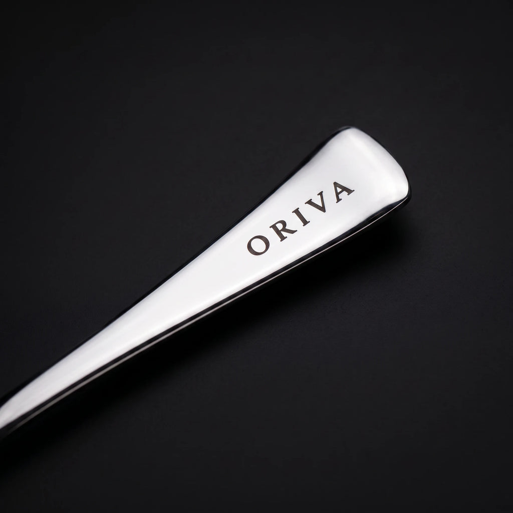 Griff des ORIVA Rocher Spoon mit eingraviertem ORIVA-Schriftzug, diagonale Ansicht