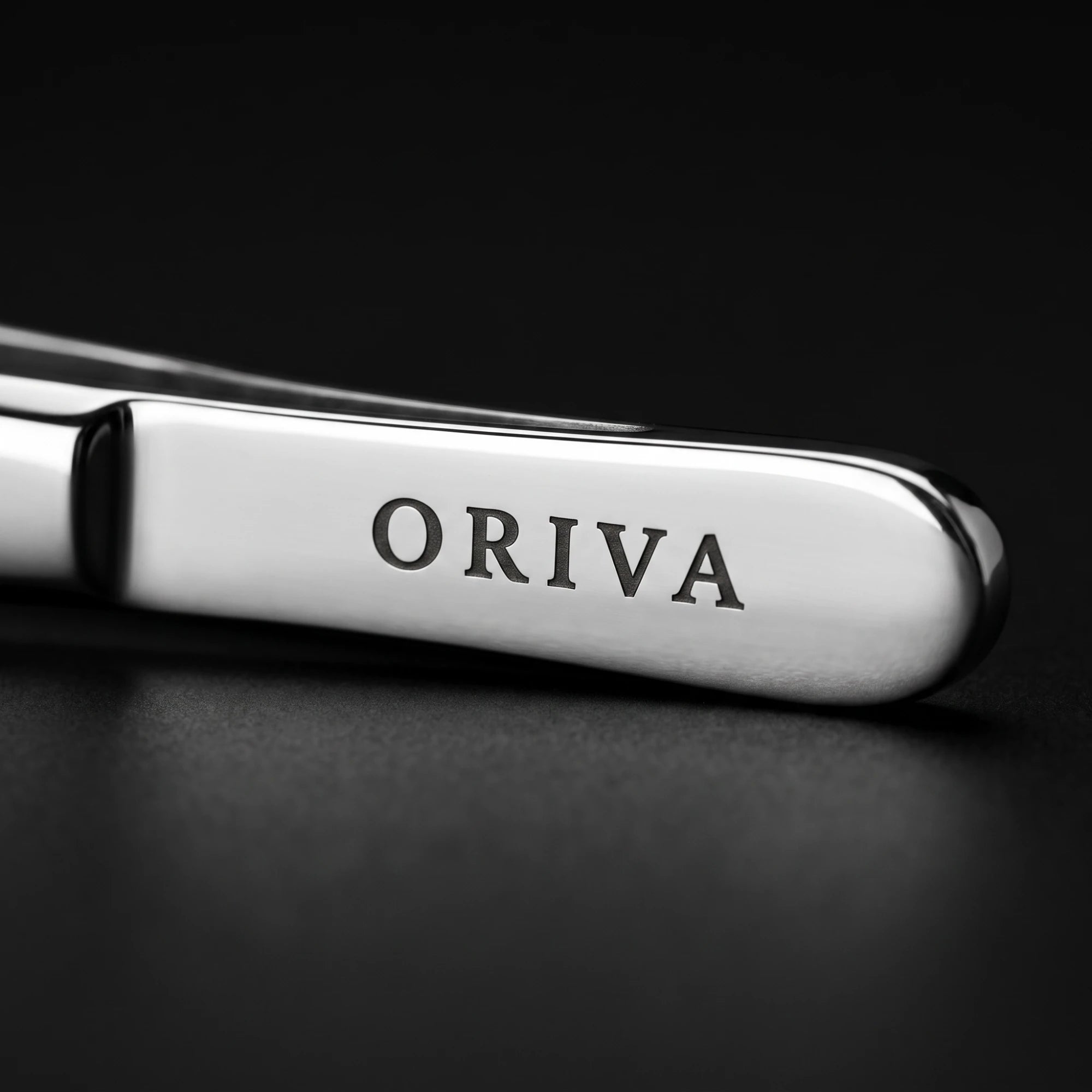 Makroaufnahme des eingravierten ORIVA-Schriftzugs am Rocher Spoon