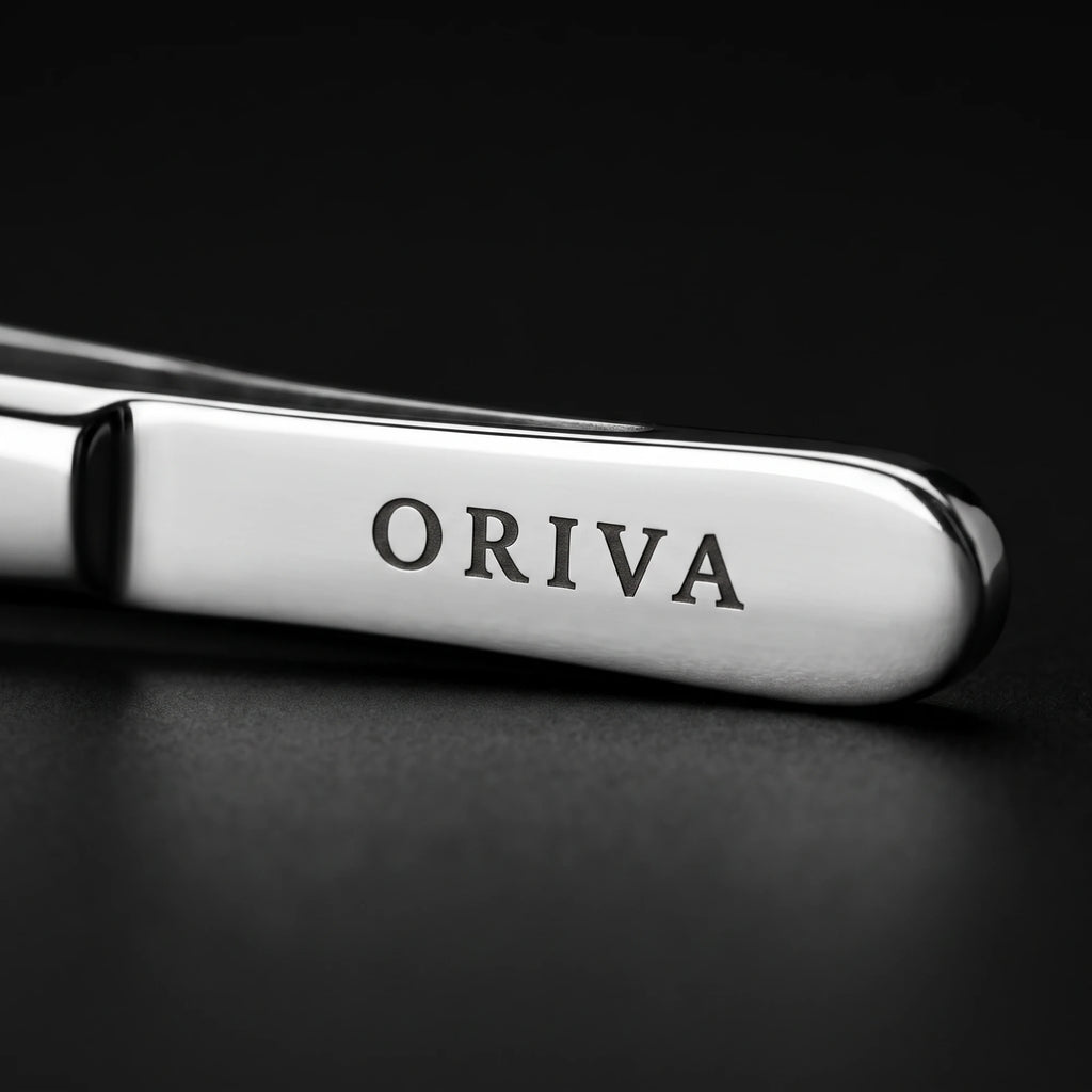 Makroaufnahme des eingravierten ORIVA-Schriftzugs am Rocher Spoon