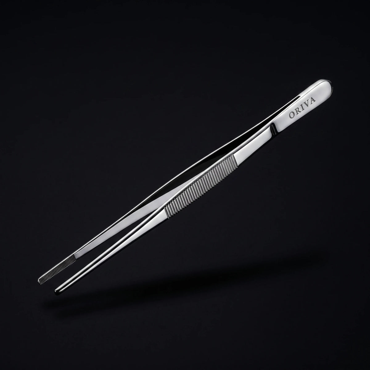 Griffende des ORIVA Precision Tweezer mit eingraviertem ORIVA-Schriftzug