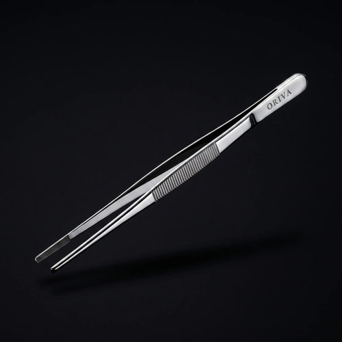 Griffende des ORIVA Precision Tweezer mit eingraviertem ORIVA-Schriftzug